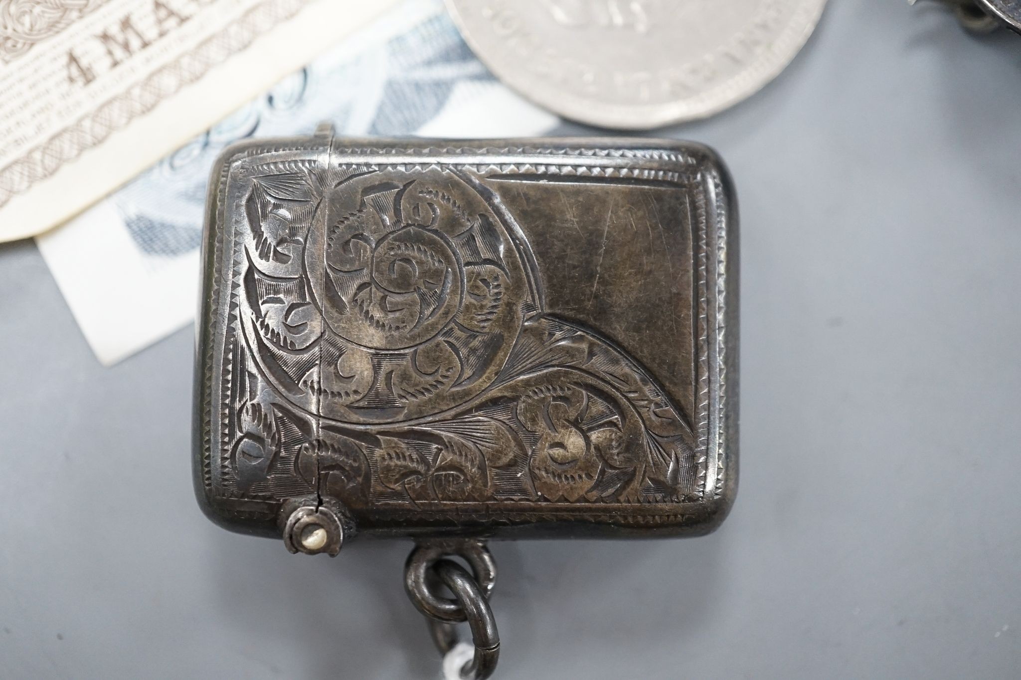 A silver vesta case, assorted cufflinks and a quantity of minor coinage and banknotes.